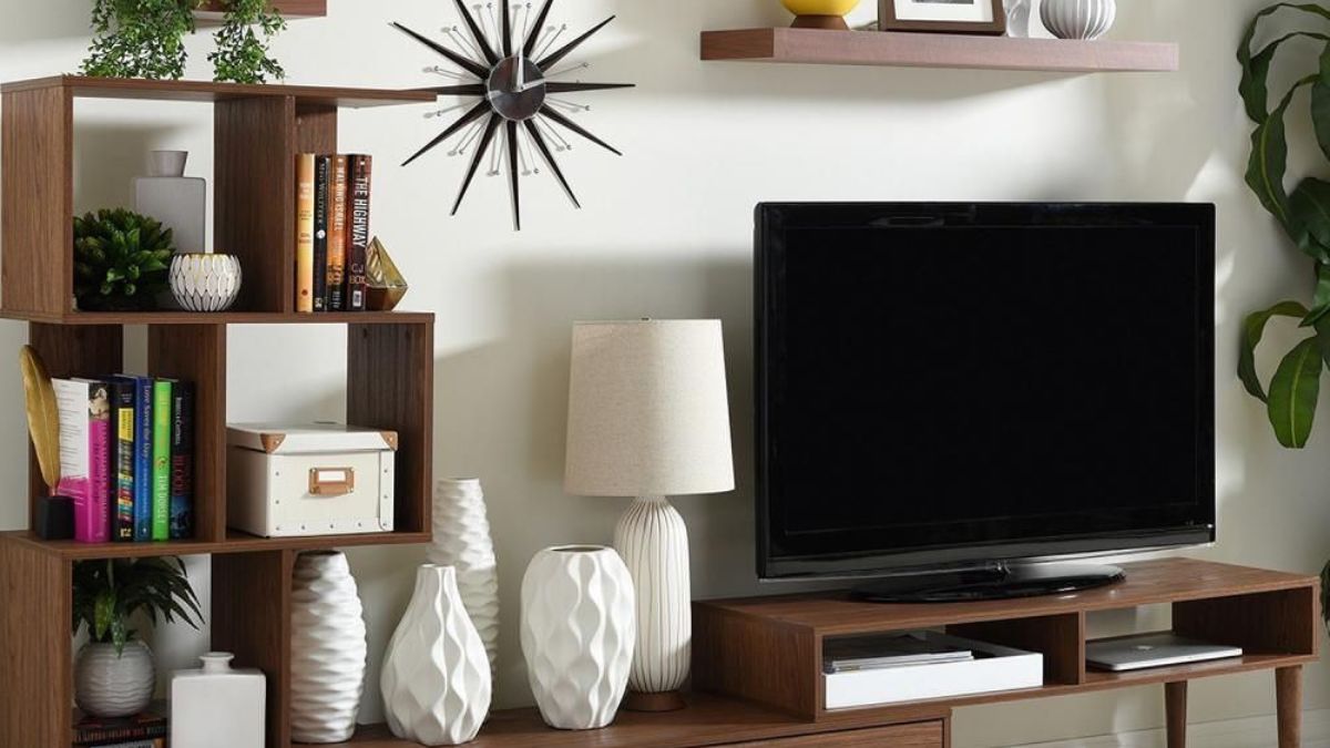 Tránh đặt quá nhiều vật trang trí trên kệ tivi