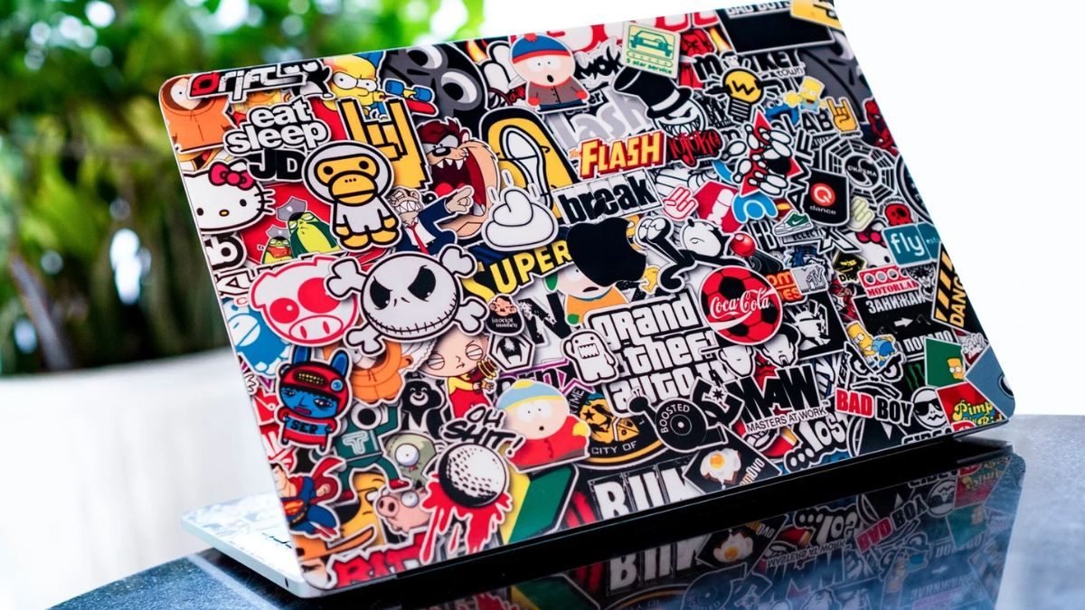 Những lưu ý quan trọng khi bóc sticker trên laptop