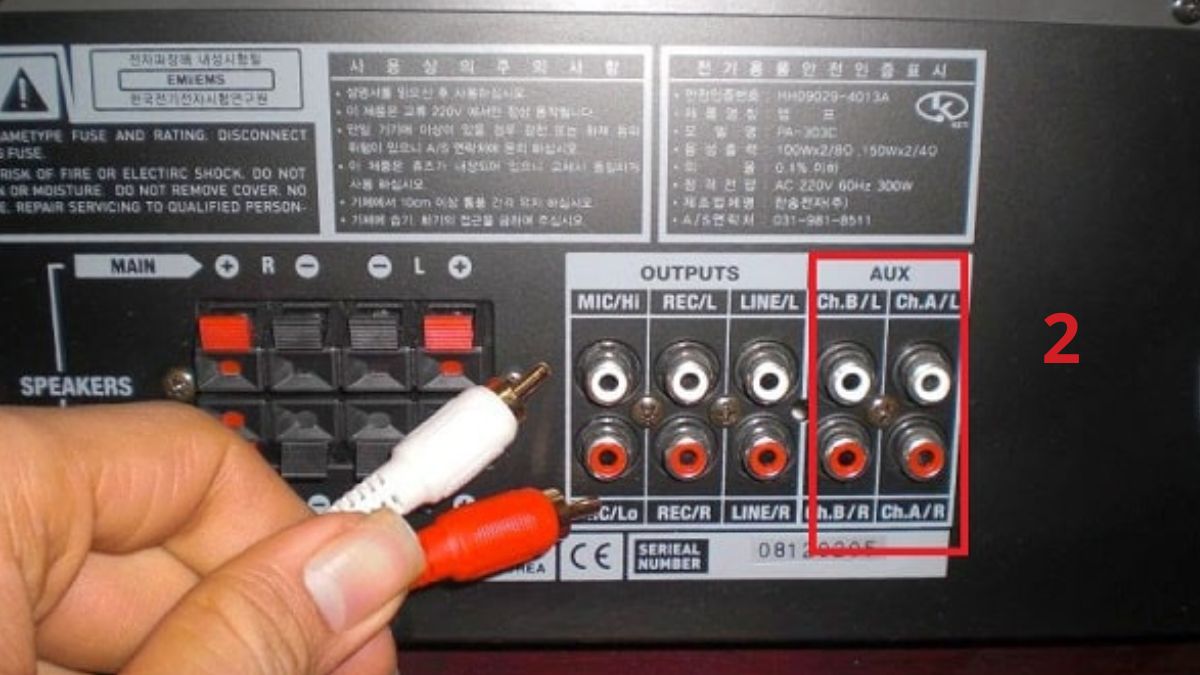 Cắm dây AV vào tivi để kết nối amply bước 2