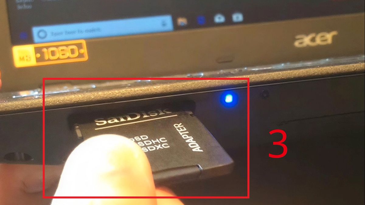 Cắm thẻ microSD qua adapter bước 3