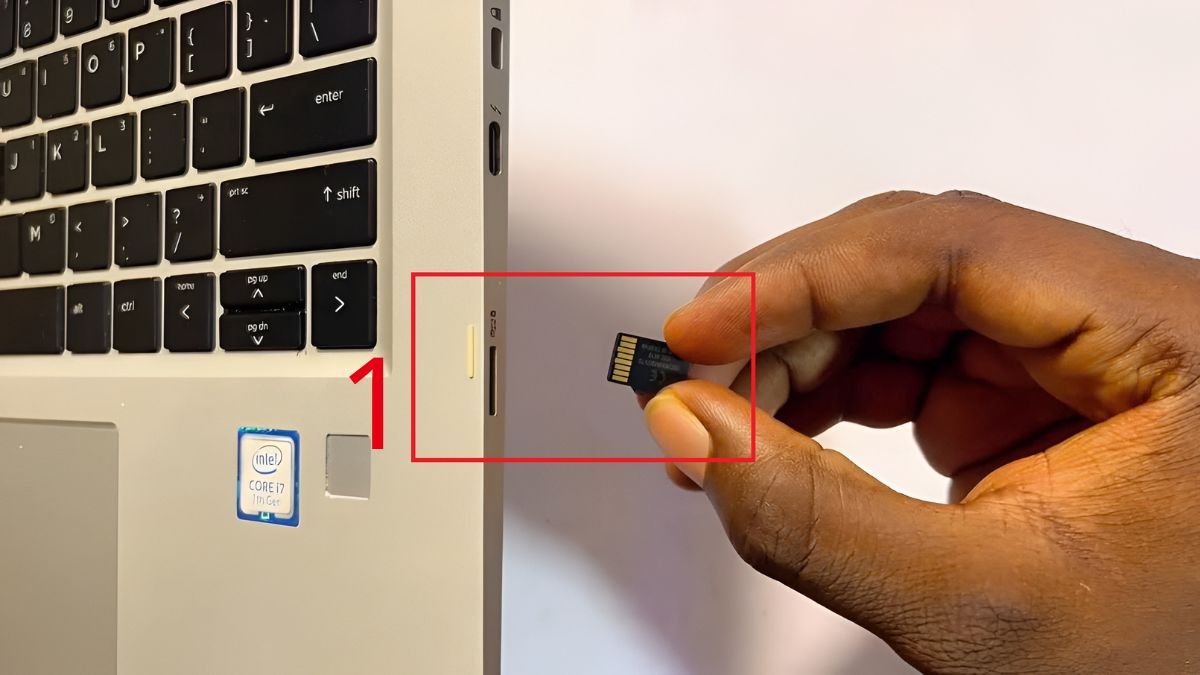 Cắm trực tiếp thẻ SD vào laptop bước 1