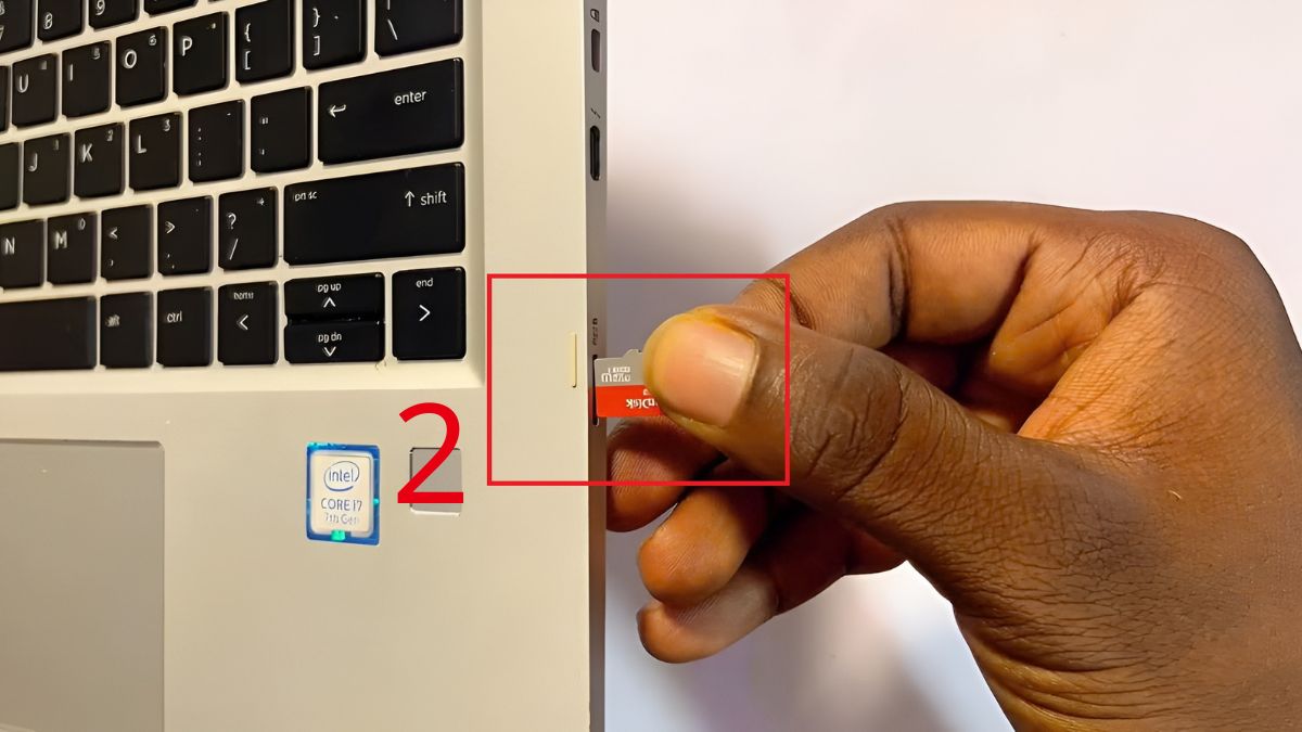 Cắm trực tiếp thẻ SD vào laptop bước 2