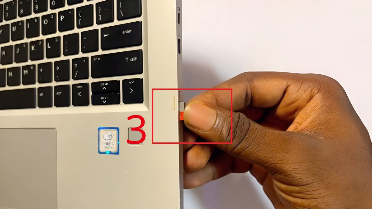 Cắm trực tiếp thẻ SD vào laptop bước 3