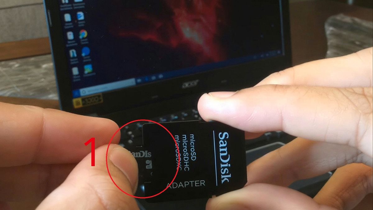 Cắm thẻ microSD qua adapter bước 1