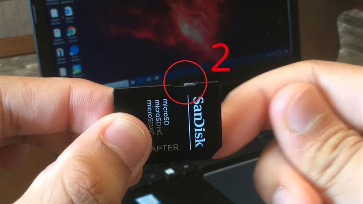 Cắm thẻ microSD qua adapter bước 2