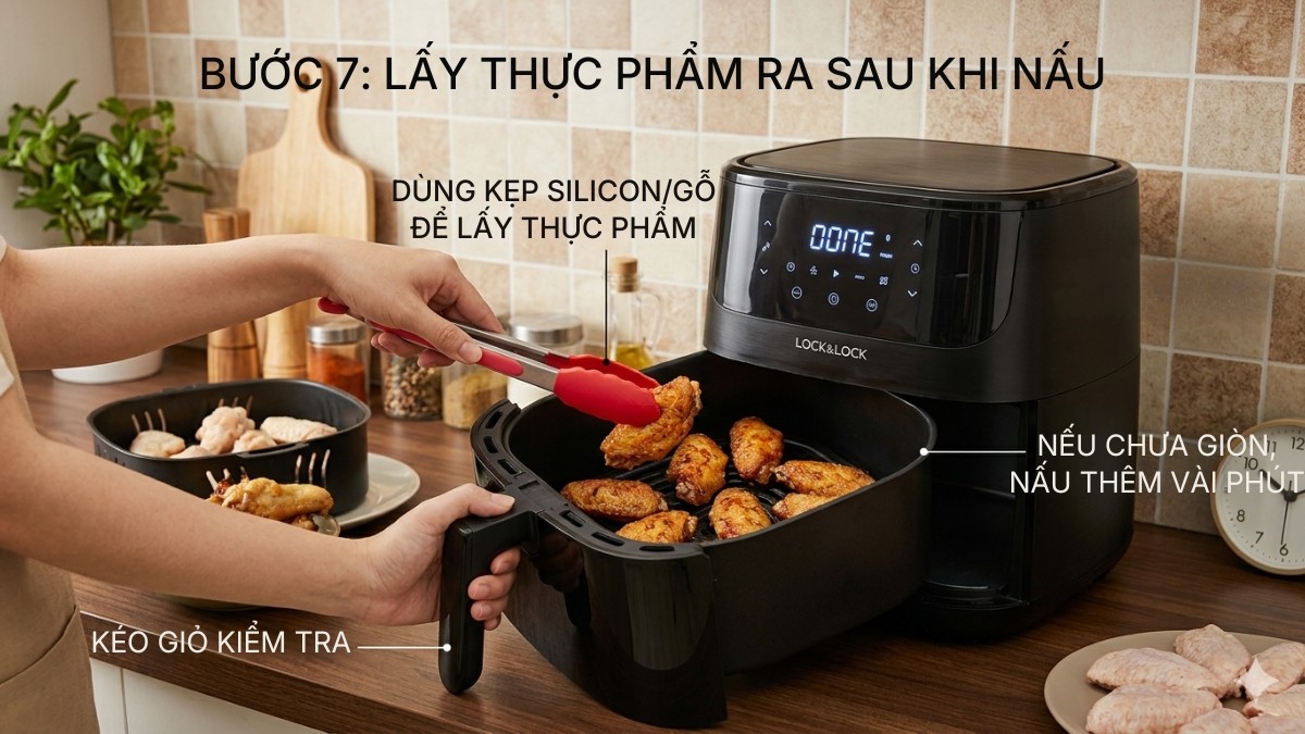 Lấy thực phẩm ra sau khi nấu