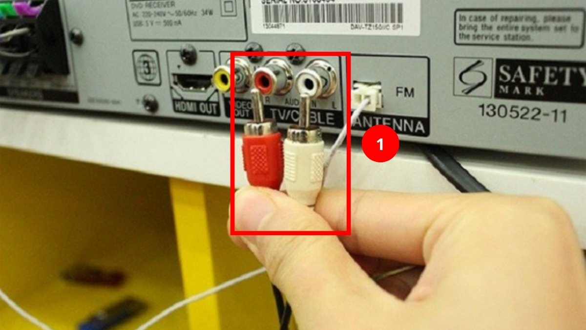 Cách kết nối tivi Samsung với loa ngoài qua jack âm thanh trắng đỏ bước 1
