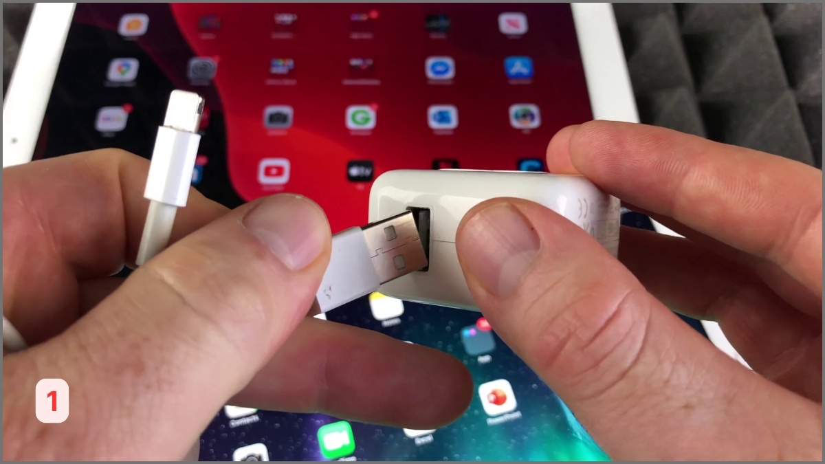Cắm đầu nối USB của cáp vào củ sạc