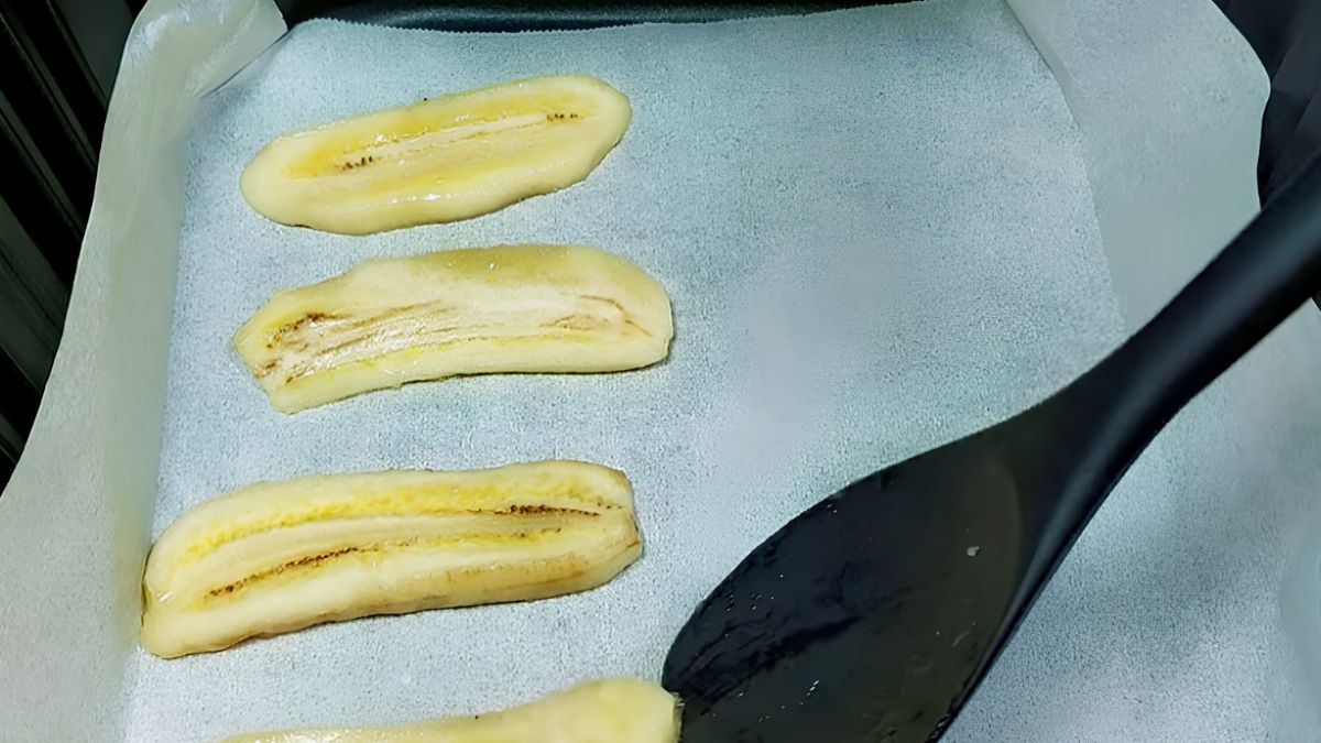 Xếp chuối vào nồi