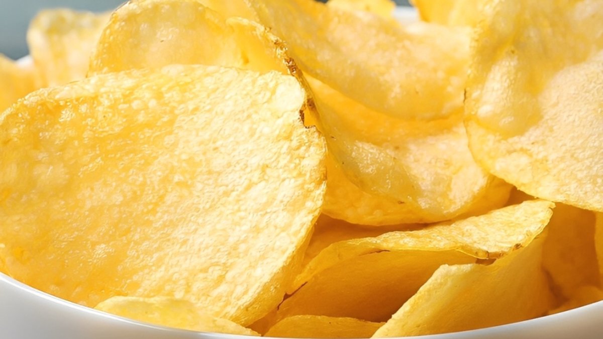 Khoai tây chiên lát mỏng làm bằng nồi chiên không dầu nhanh và đơn giản