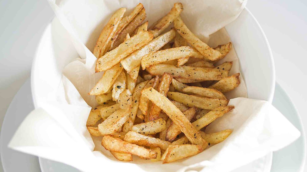 Khoai tây chiên bơ bằng nồi chiên không dầu nhanh chóng, thơm ngon