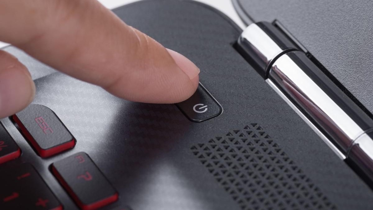 Tắt laptop Dell bằng phím nguồn vật lý