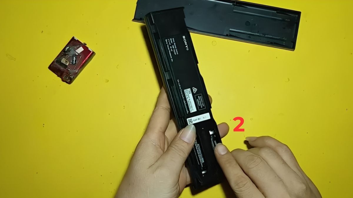 Hướng dẫn cách tháo điều khiển tivi Sony chi tiết bước 2