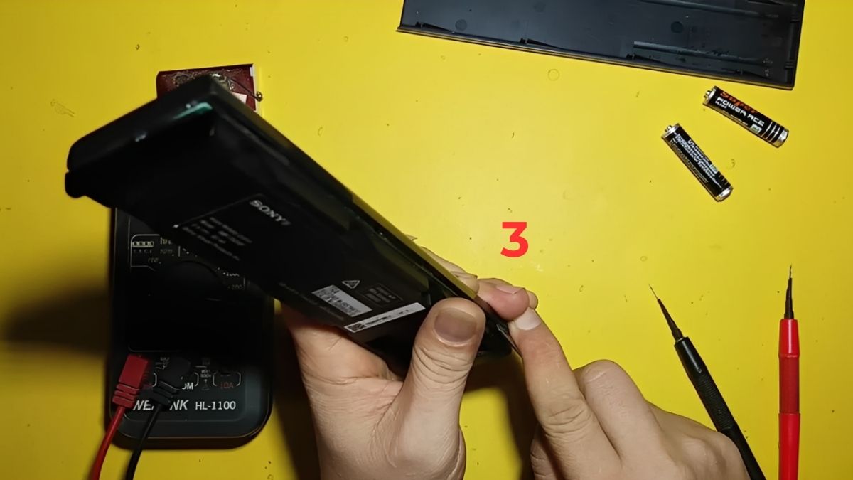 Hướng dẫn cách tháo điều khiển tivi Sony chi tiết bước 3