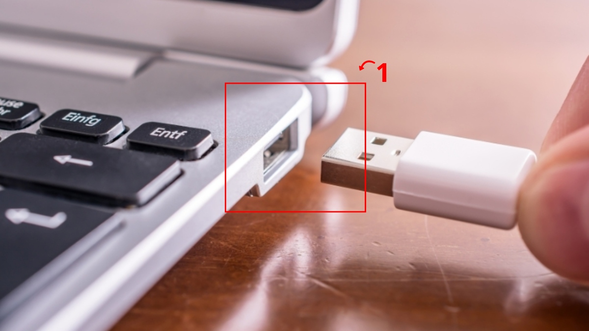 Cài đặt lại Windows bằng USB bước 1