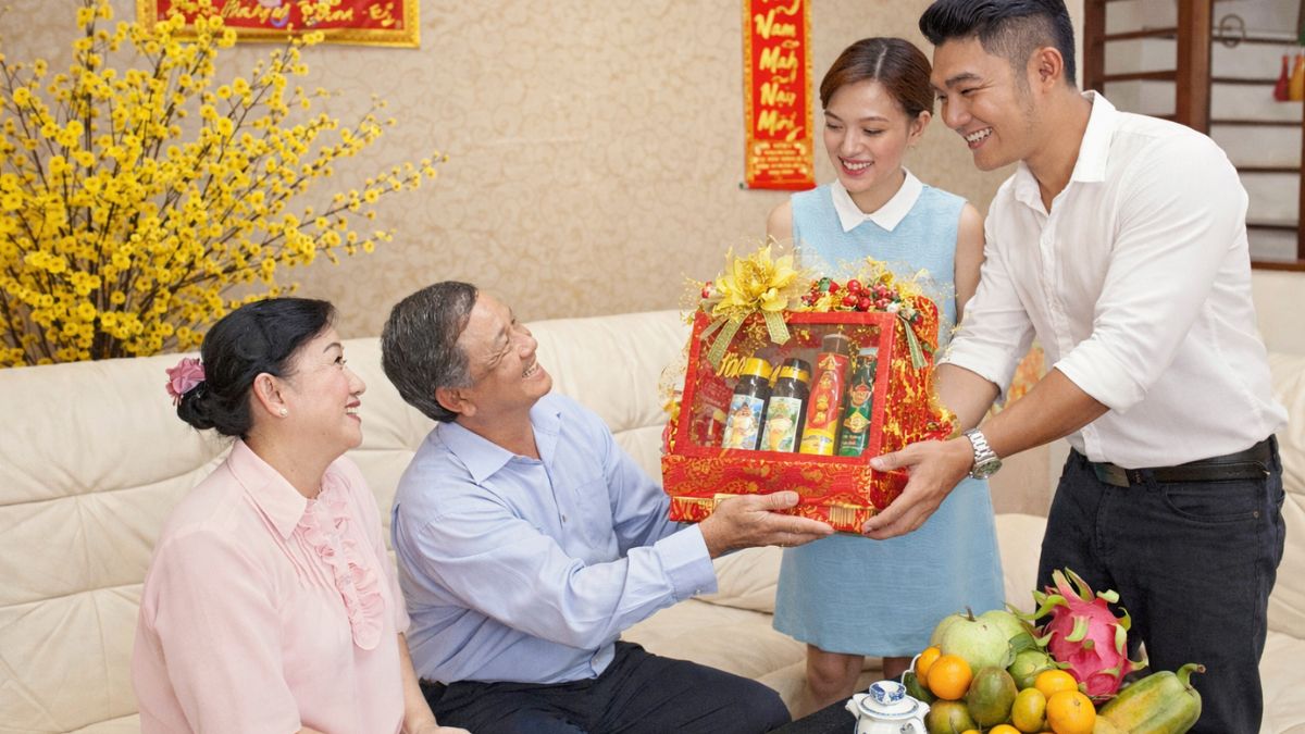 Việc chuẩn bị quà tặng nhà bạn trai bày tỏ sự quan tâm và tôn trọng