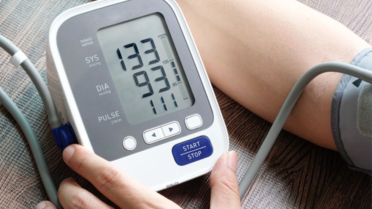 Máy đo huyết áp điện tử là món quà thiết thực có thể tặng nhà bạn trai