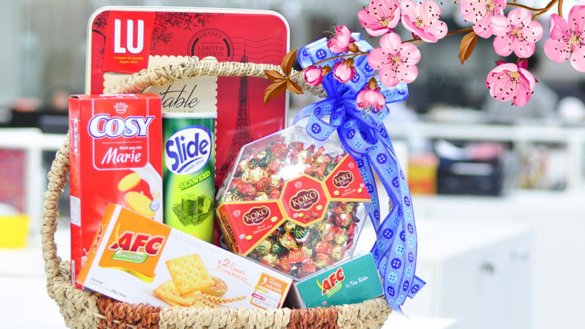 Giỏ quà Tết bánh kẹo, trái cây là quà phổ biến và dễ tìm mua