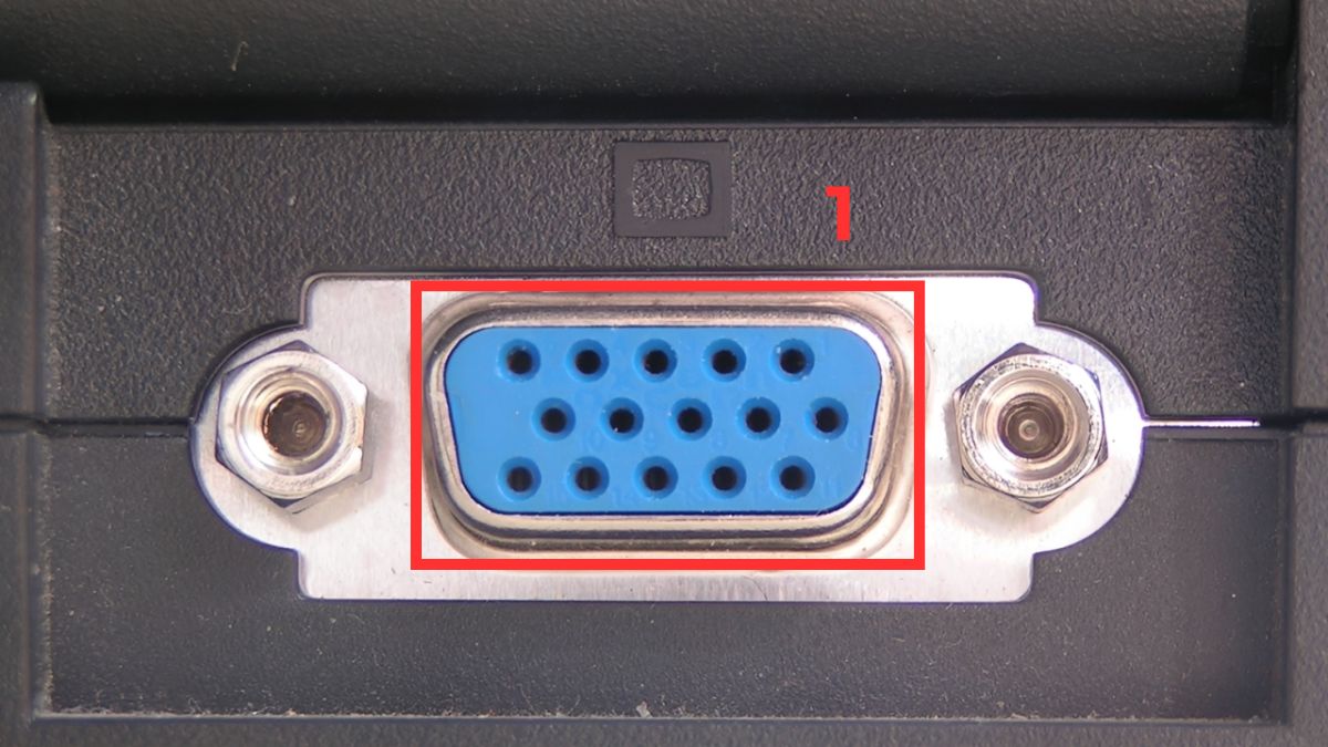 Xác định cổng D-Sub có thiết kế đầu cắm hình chữ D 