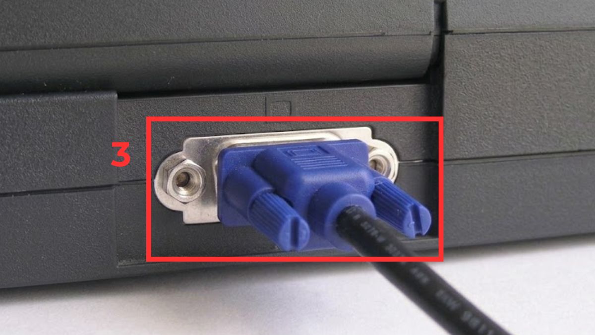 Cắm một đầu của dây cáp vào cổng D-Sub