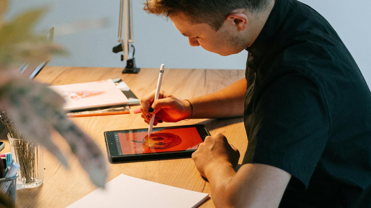 Sử dụng Apple Pencil để hỗ trợ thao tác và làm việc trên iPad tối ưu hơn
