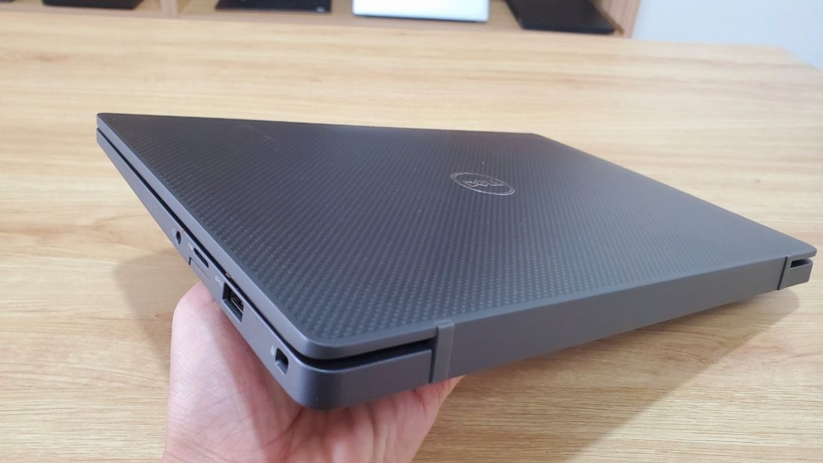 Dell Latitude 7300 được giới thiệu và bắt đầu sản xuất vào năm 2019