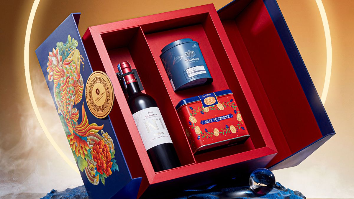 Trà, rượu biếu tất niên là món quà dễ lựa chọn khi đi ăn tất niên