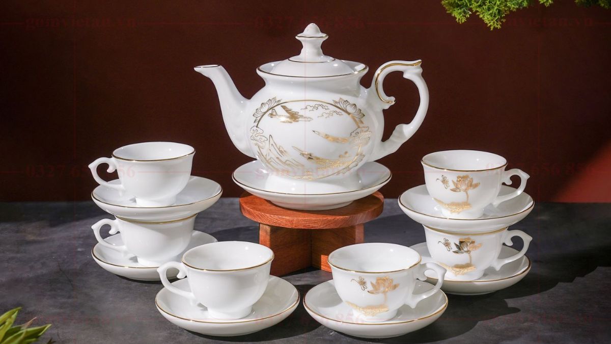 Trà và bộ ấm Tết thường được chọn làm quà chúc Tết thể hiện sự tinh tế