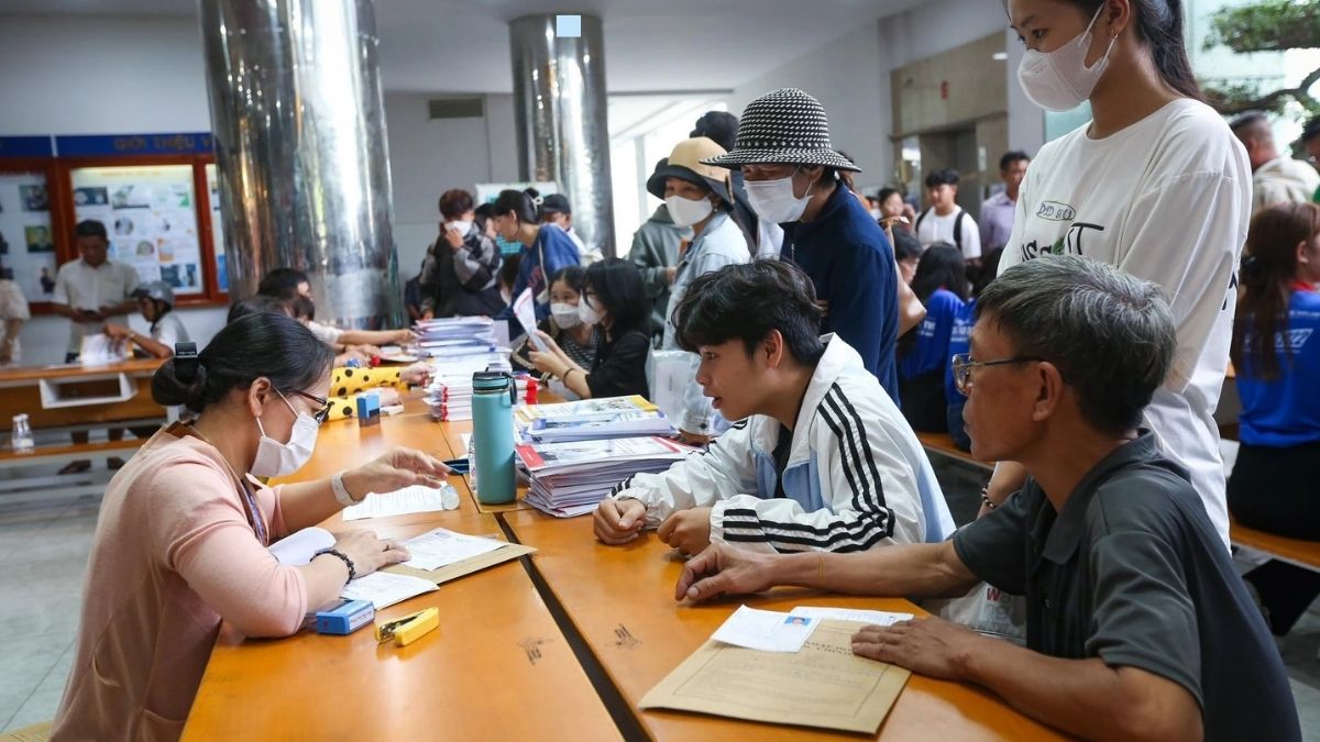 Khung cảnh đăng ký nhập học tại Đại học Công nghiệp TPHCM