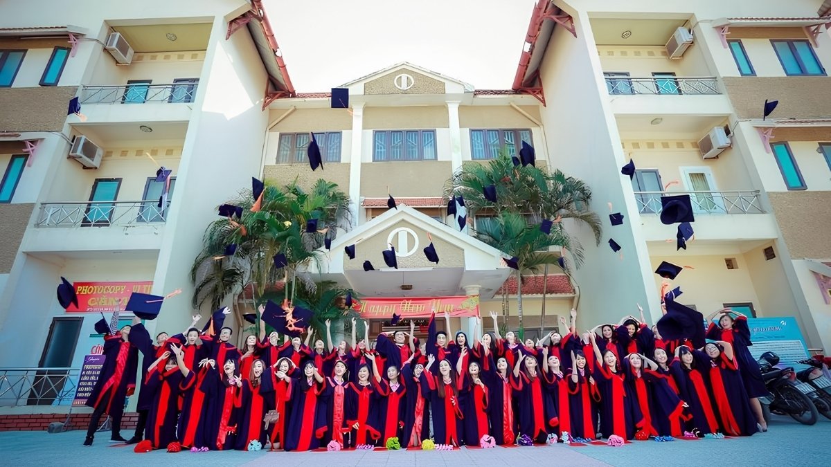 Khung cảnh tốt nghiệp của sinh viên trường Đại học Du lịch Huế