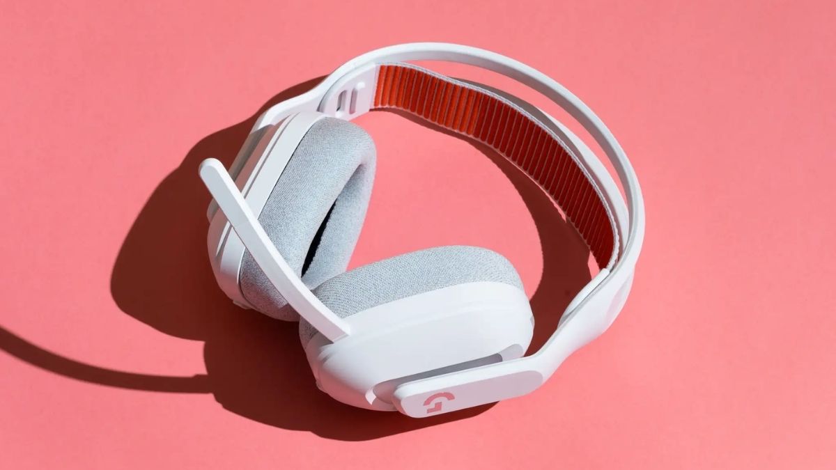 Headset là một thiết bị âm thanh gồm phần tai nghe và một chiếc micro đính kèm