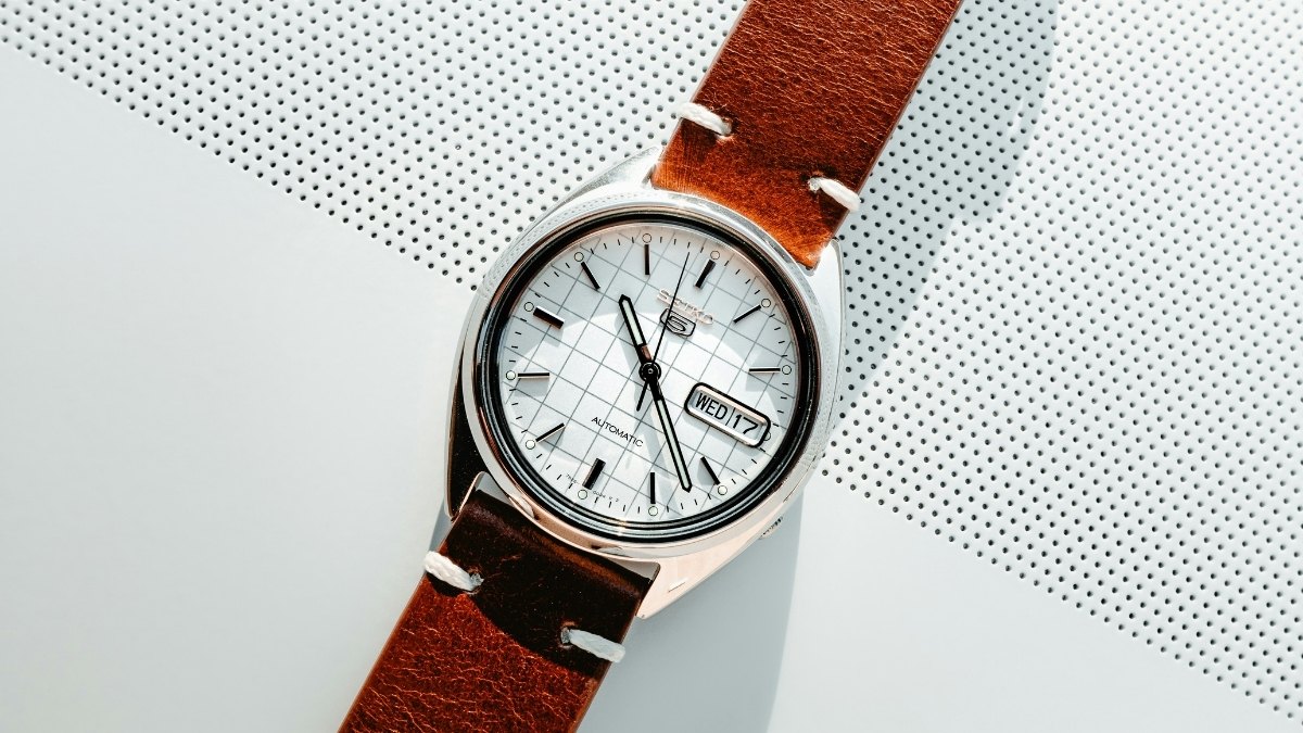 Hình nền iPad phong cách tối giản với đồng hồ độc đáo