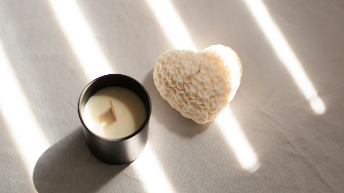 Hình nền iPad phong cách tối giản với nến thơm dễ thương