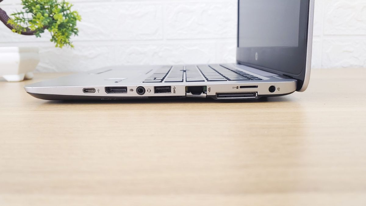 HP EliteBook 820 G3 được trang bị hệ thống cổng kết nối đa dạng