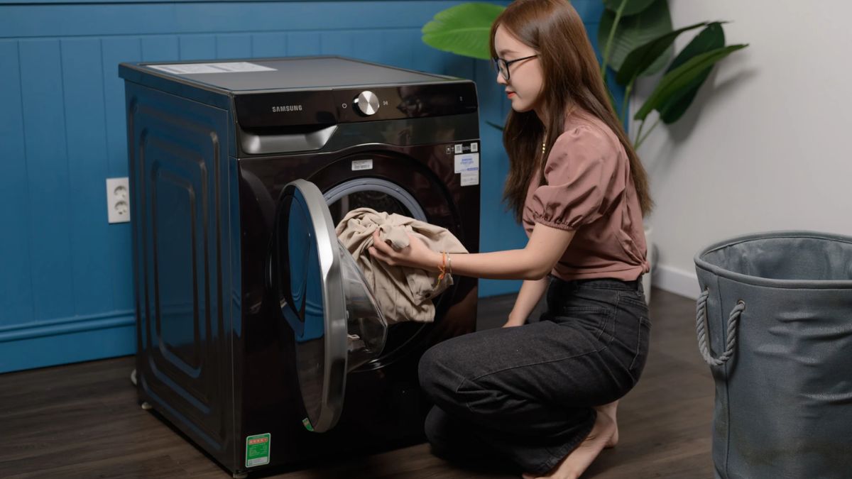 Lấy quần áo sau khi sấy xong