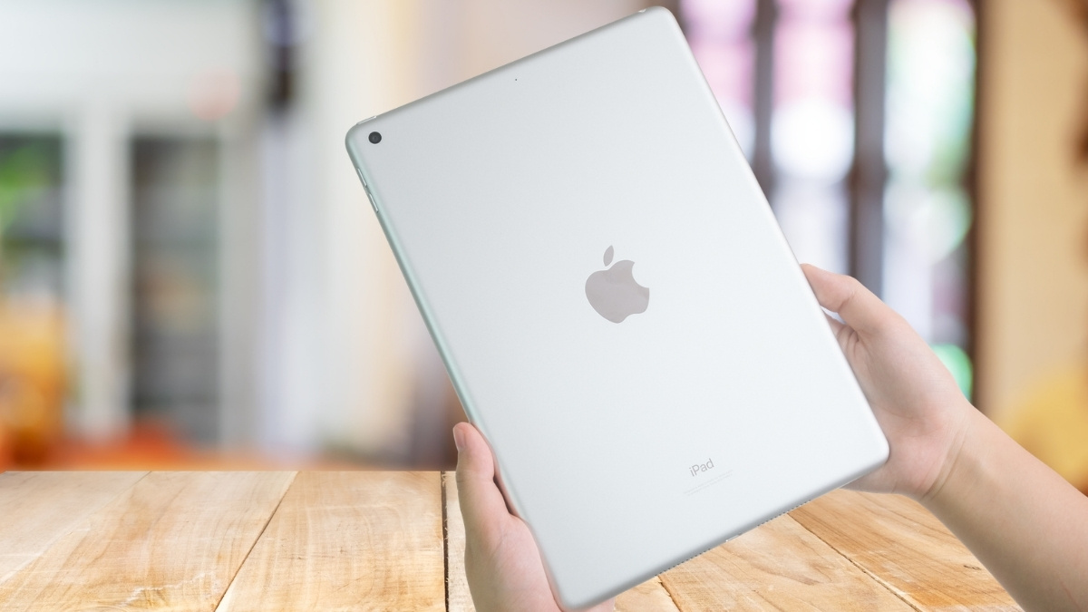 iPad màu bạc dòng tiêu chuẩn