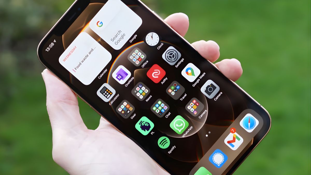 iPhone 12 Pro Max trang bị màn hình Super Retina XDR mang đến hình ảnh sắc nét