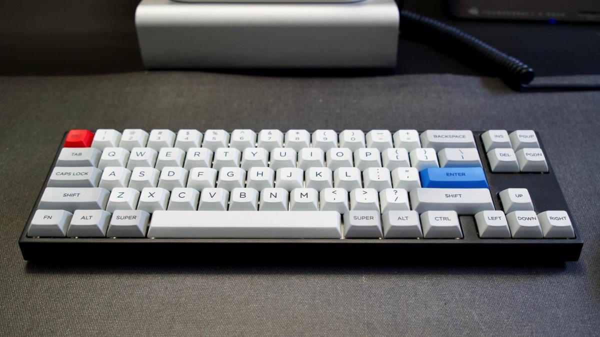 Keycap DSA có bề mặt hơi lõm và góc cạnh cong nhẹ