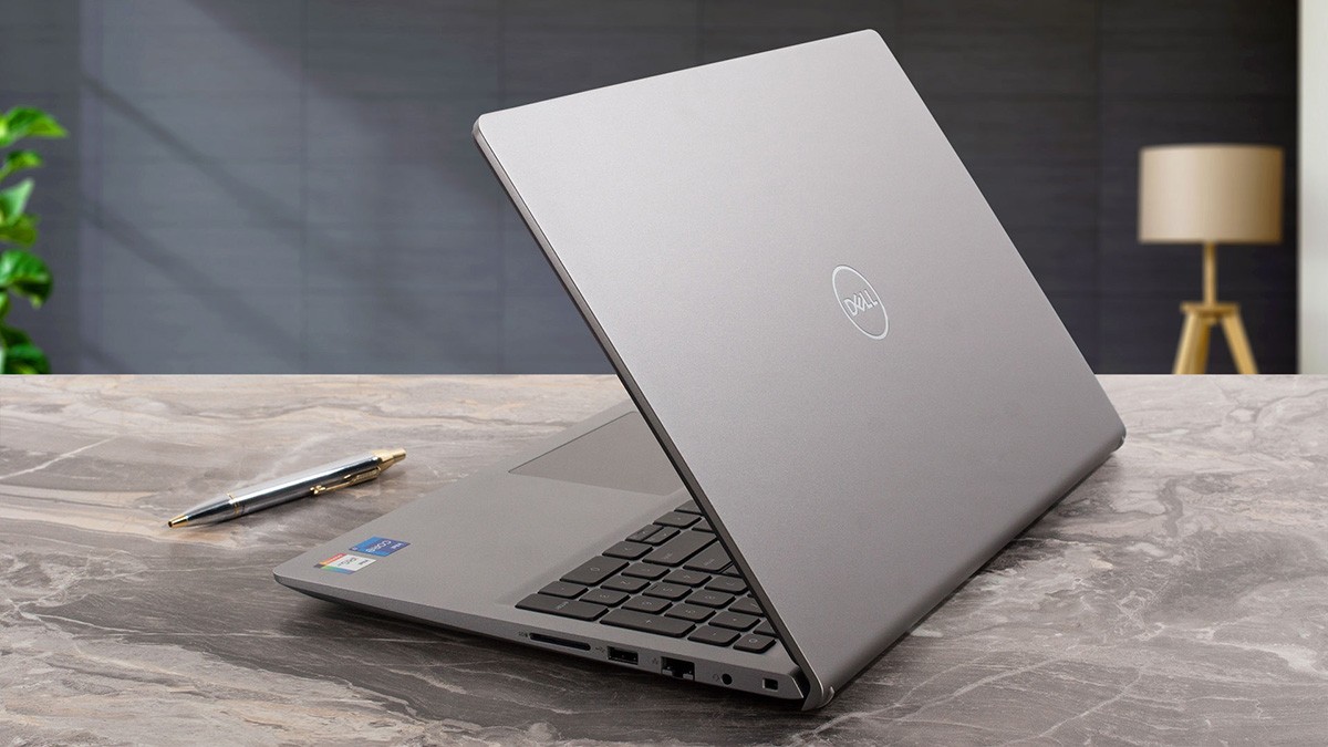 Laptop Dell Vostro 3530 2H1TPI5 mang đến trải nghiệm ổn định được trang bị khe cắm thẻ nhớ