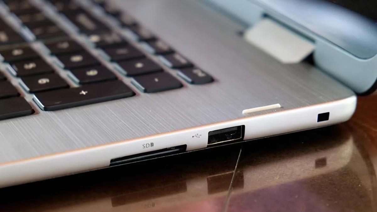 Vị trí khe cắm thẻ nhớ nằm ở nhiều vị trí khác nhau tùy theo dòng máy