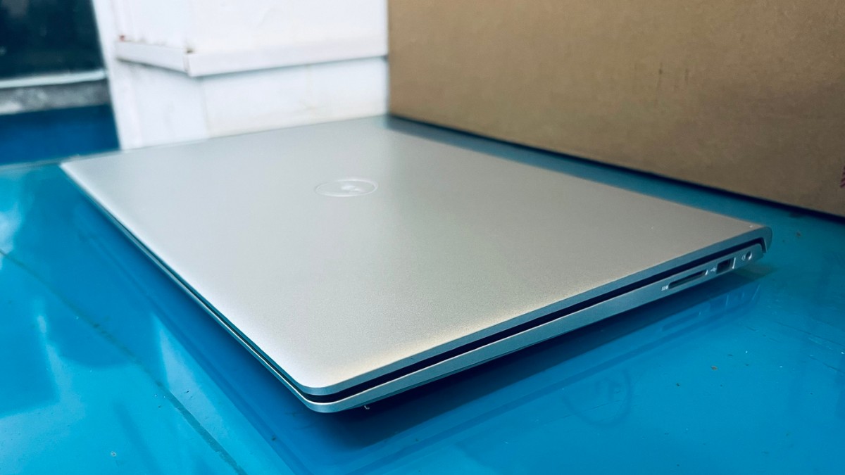 Cách kiểm tra laptop Dell có khe cắm thẻ nhớ hay không