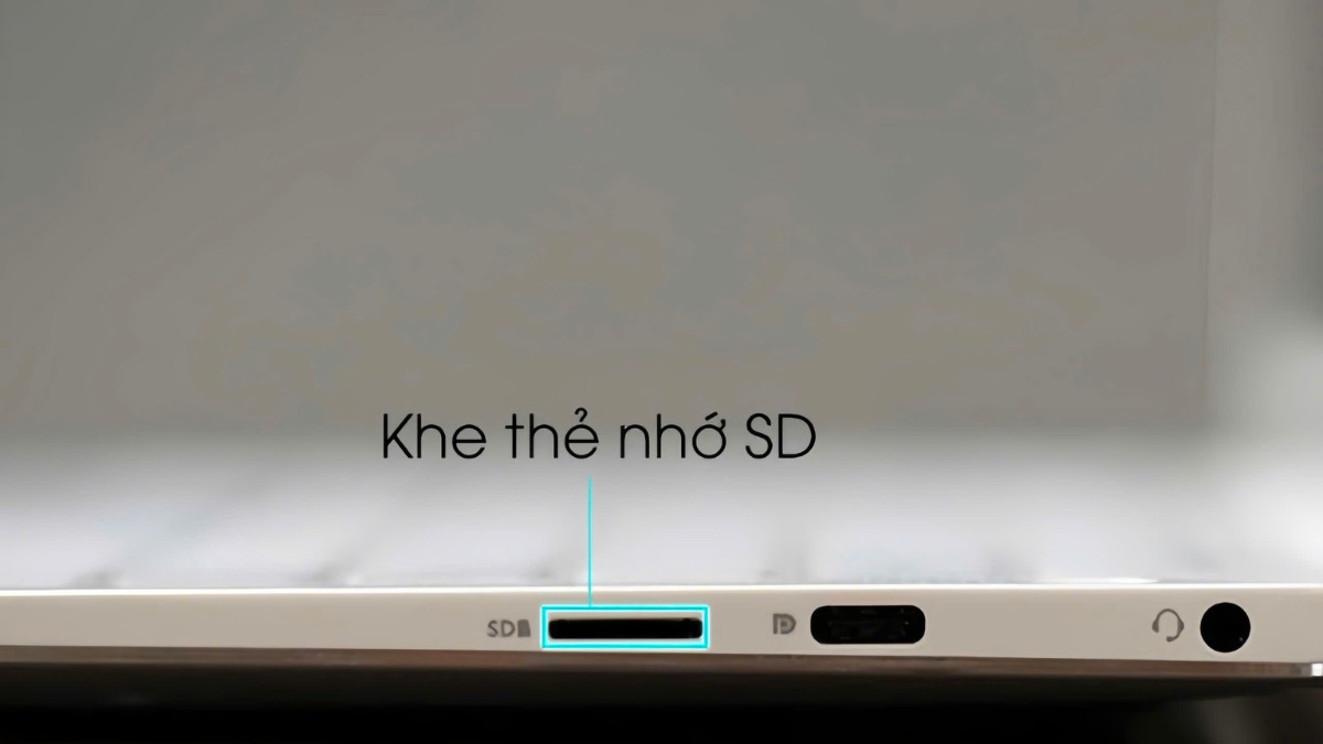 Nếu thường xuyên phải chuyển và xử lý ảnh thì nên mua laptop Dell có khe cắm thẻ nhớ