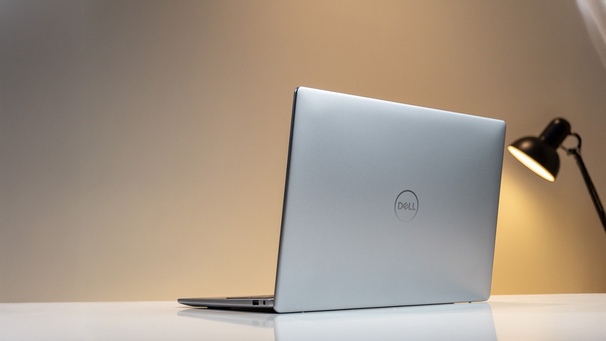Laptop Dell Inspiron 14 5440 D0F3W có thiết kế mỏng nhẹ kèm khe cắm thẻ nhớ