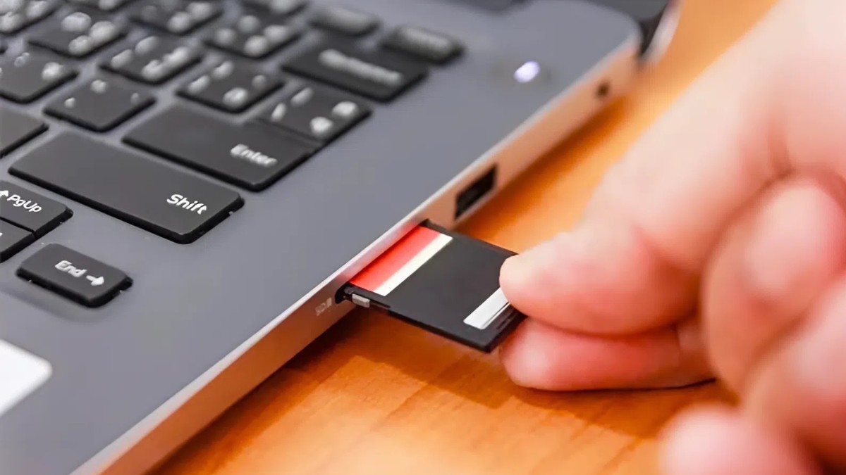 Khe cắm thẻ nhớ trên laptop Dell ở đâu? Công dụng là gì?