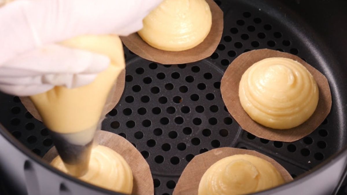 Cách làm bánh su kem bằng nồi chiên không dầu - Tạo hình bánh