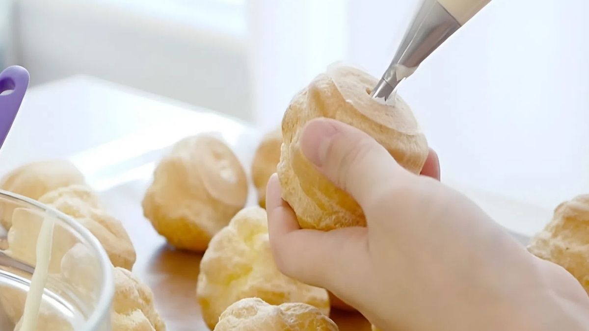 Cách làm bánh su kem bằng nồi chiên không dầu - Bơm nhân vào vỏ bánh