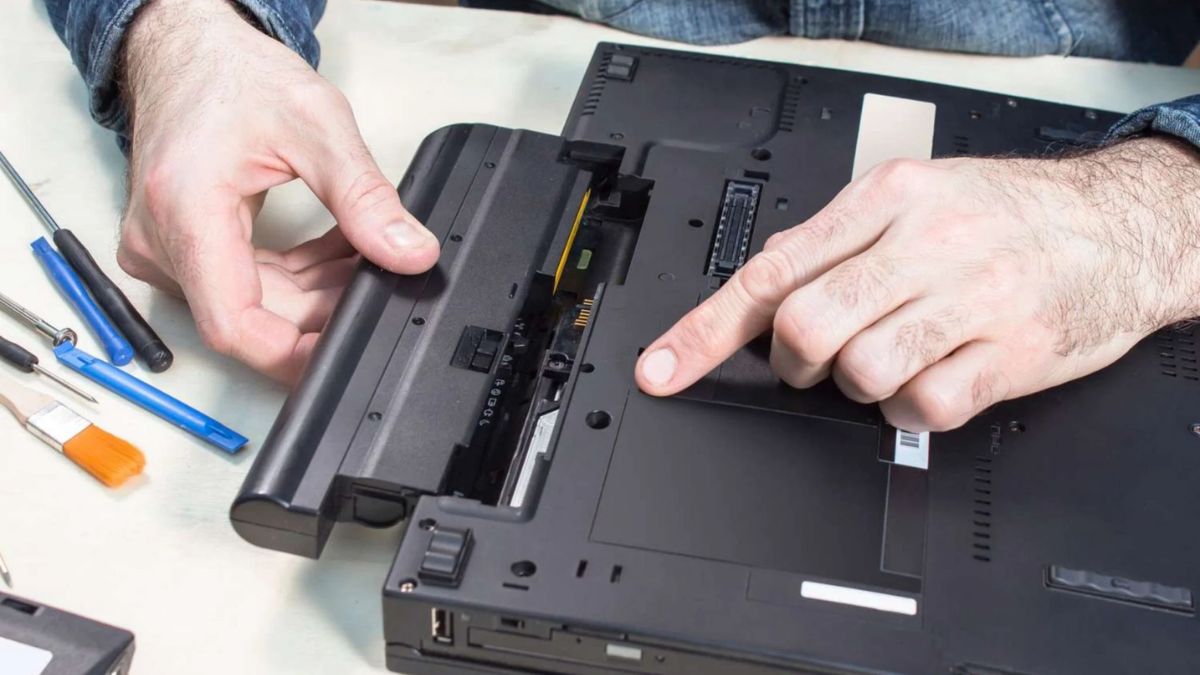 Thử tháo pin cắm sạc (nếu là pin rời) để khắc phục laptop Dell bị sập nguồn