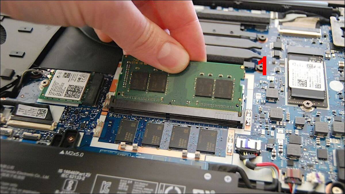 Vệ sinh RAM hoặc thay RAM mới để khắc phục tình trạng laptop bị treo logo khi mở máy bước 1