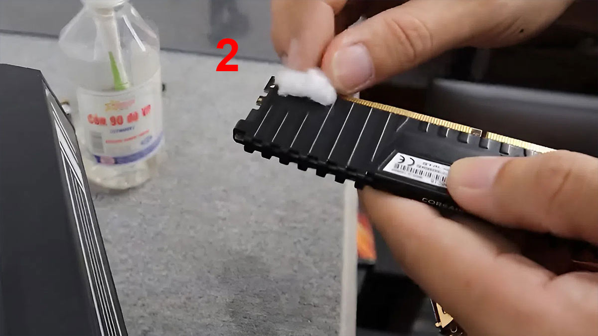 Vệ sinh RAM hoặc thay RAM mới để khắc phục tình trạng laptop bị treo logo khi mở máy bước 2