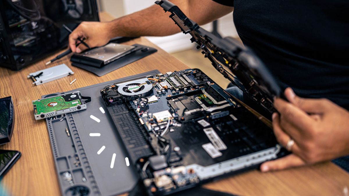 Mang laptop đến trung tâm sửa chữa uy tín để khắc phục tình trạng laptop Dell kêu tít tít liên tục